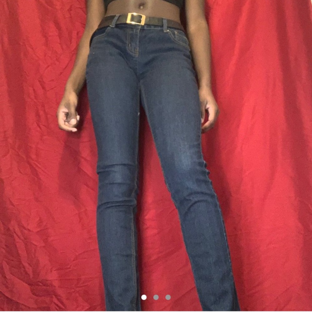 Dark blue skinny jeans.